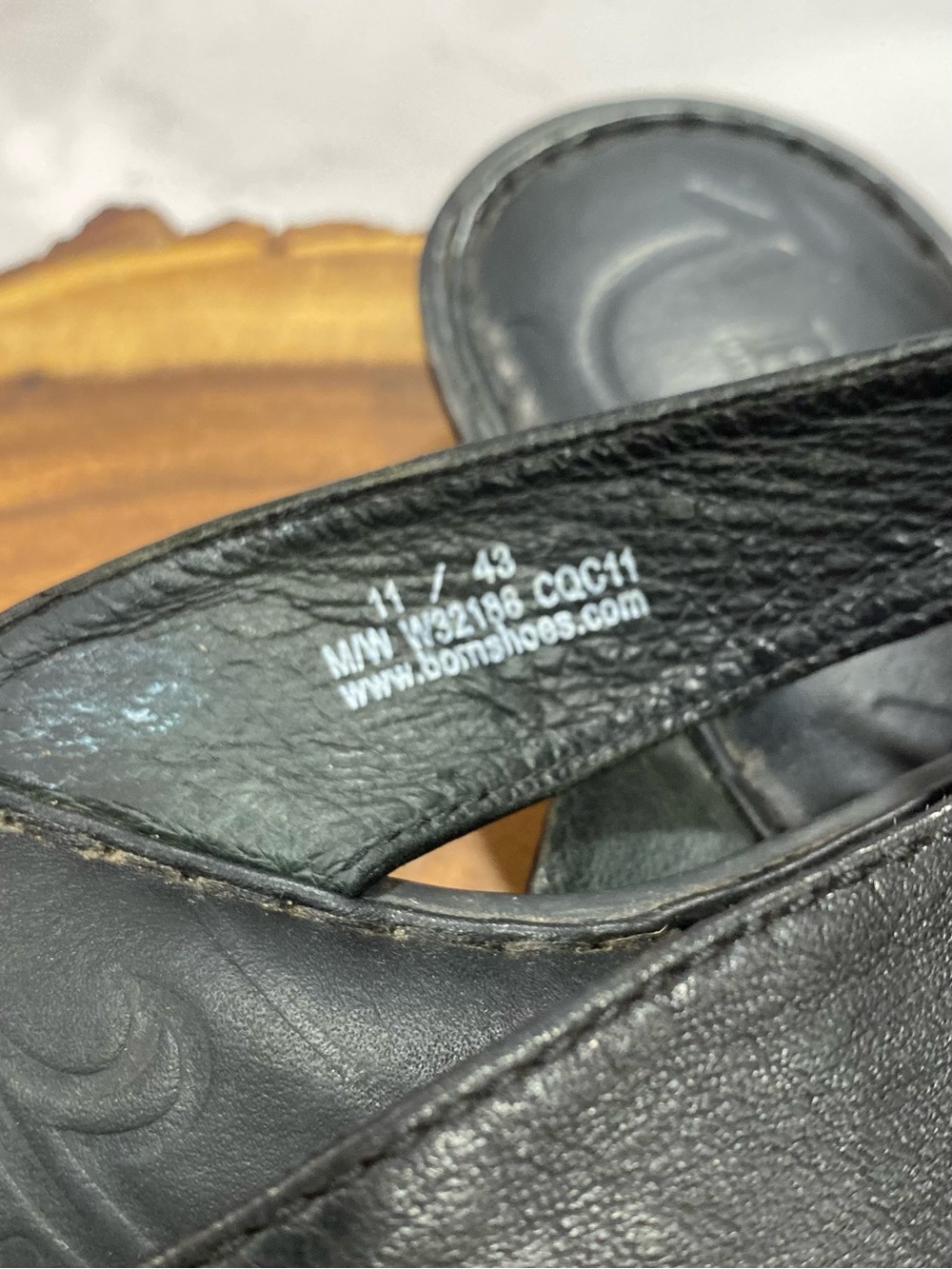 Born Women’s Gidget/Gidgett Black Leather Flower Flip Flop Sandals Size 11/43 - Picture 5 of 11